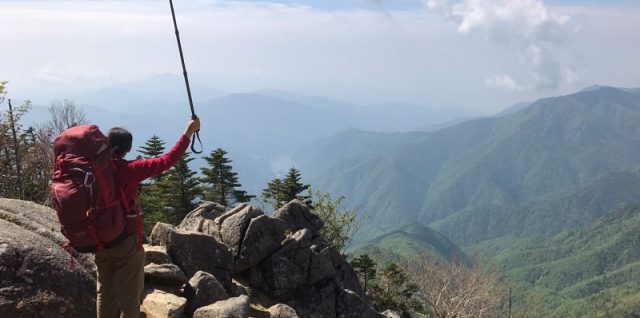 下山時に。今まで登ってきた山々が見える。最高の景色だ。