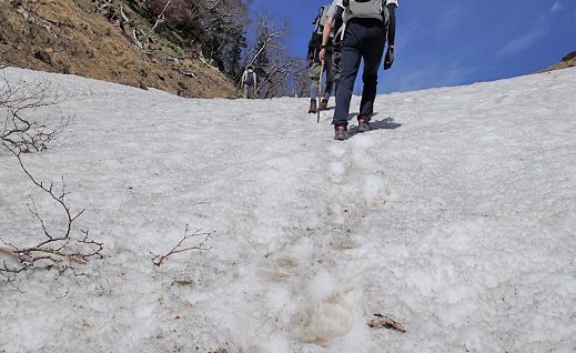 残雪の急登を登る