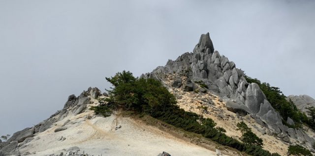 地蔵ヶ岳のオベリスク